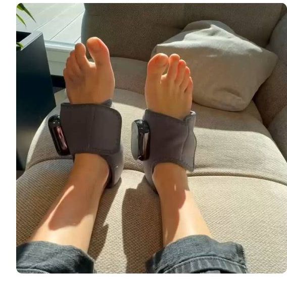 Personne détendue utilisant le Curavie Tricare Foot